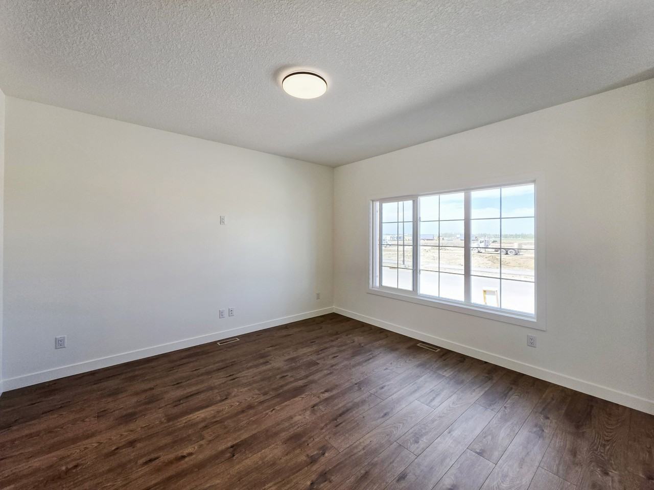 8749 Huxbury Dr Ne - Photo 4 of 24