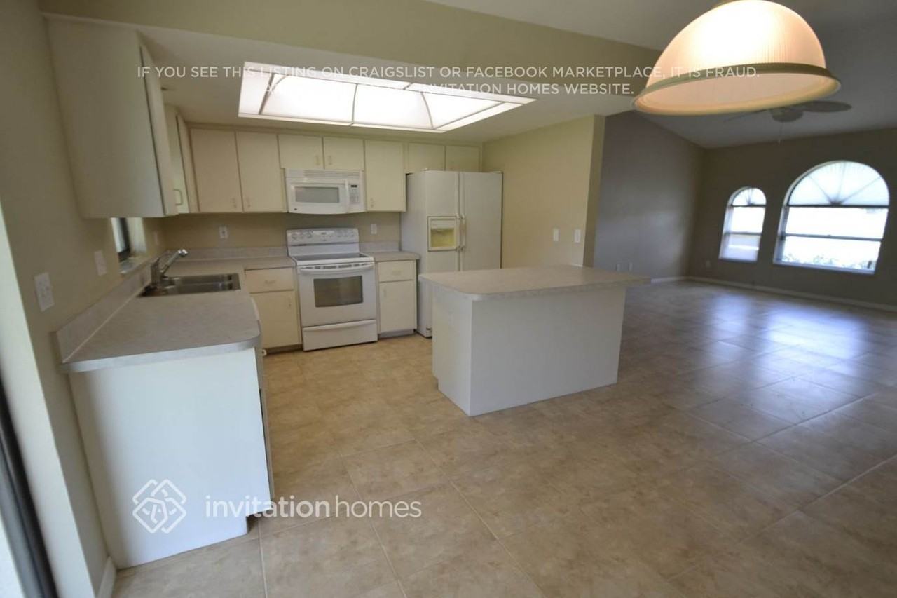 808 Sw 7th Ter - Photo 3 of 7