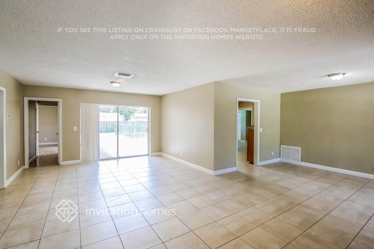 1810 N 47th Ave - Photo 3 of 17