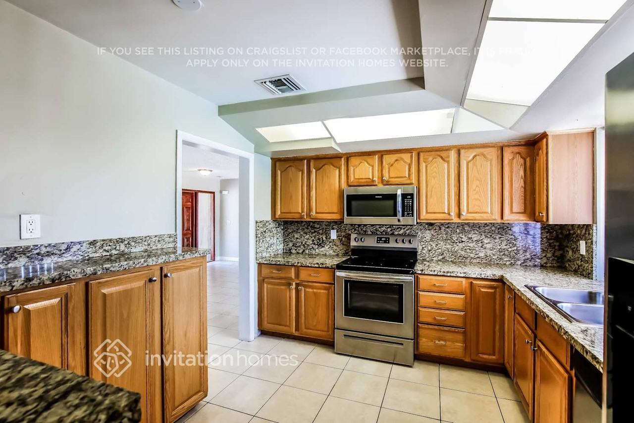 1810 N 47th Ave - Photo 6 of 17