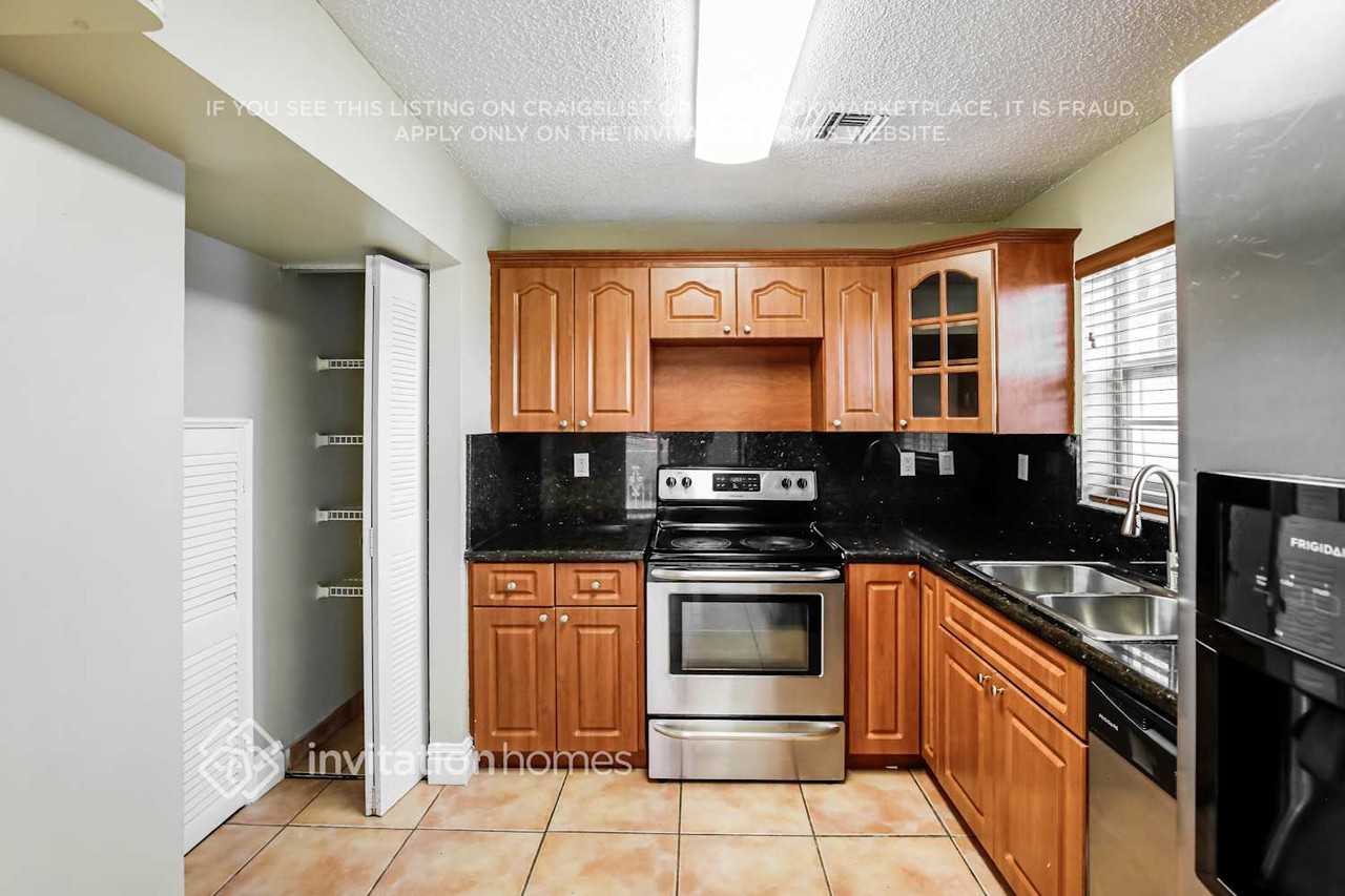14002 Sw 161st Ter - Photo 7 of 18