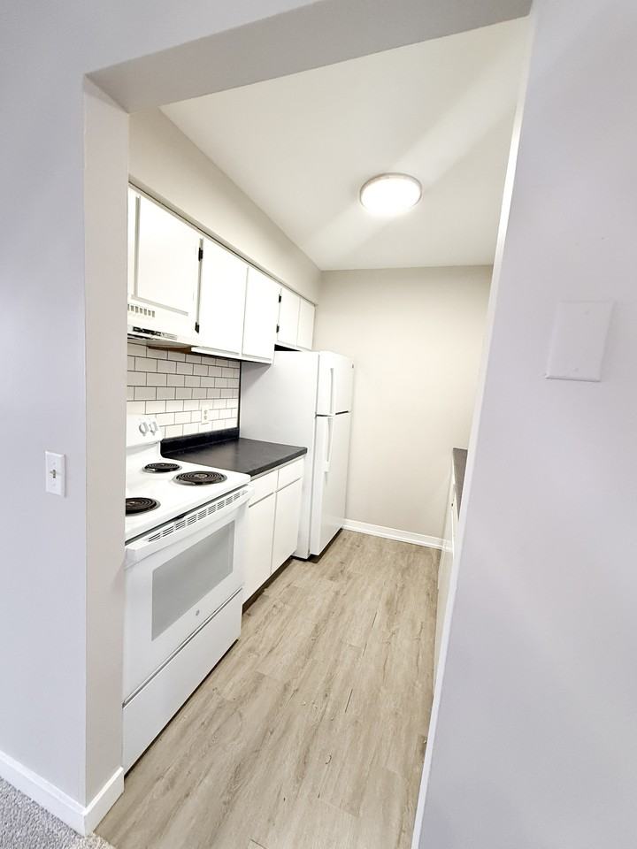2039 Inverway Ct - Photo 2 of 7