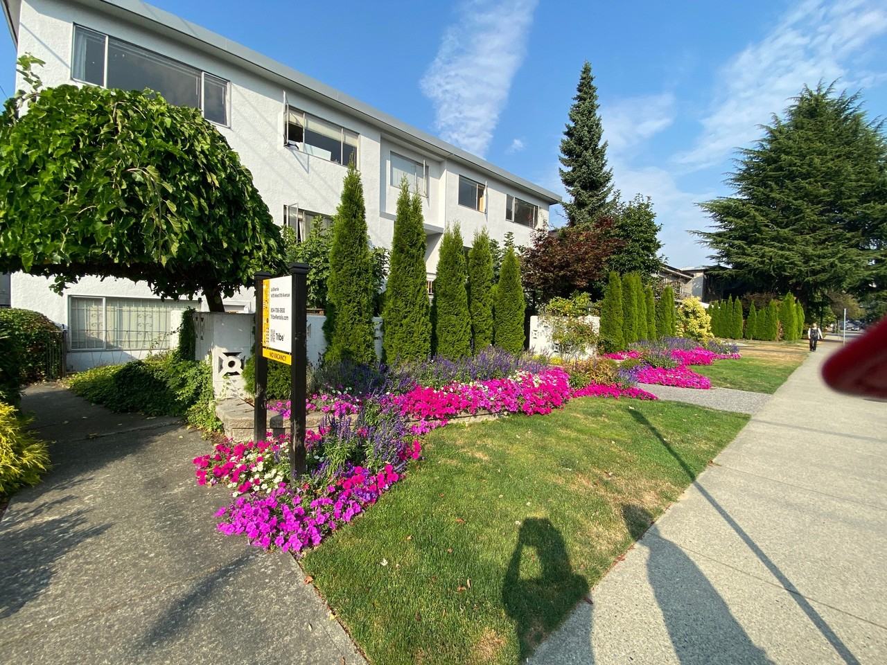 LA SHERRIE APTS - Photo 2 of 15