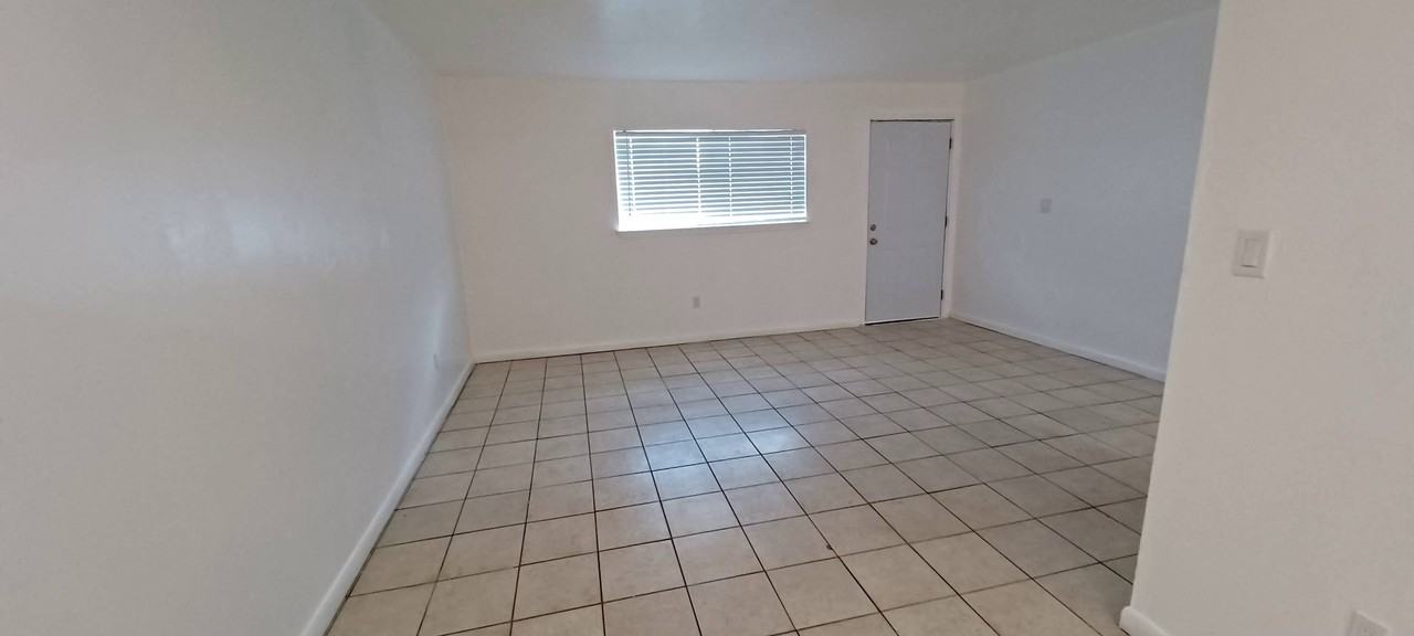 3220 Sw 26th Ter - Photo 3 of 8