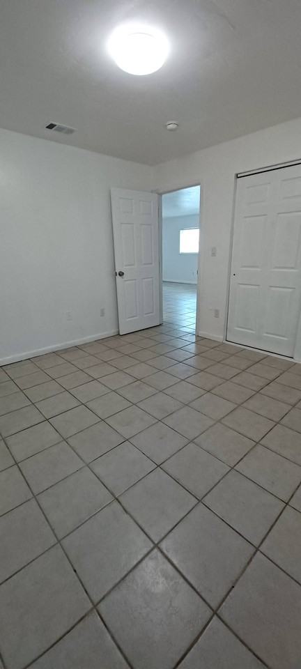 3220 Sw 26th Ter - Photo 4 of 8