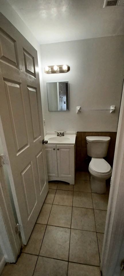 3220 Sw 26th Ter - Photo 5 of 8
