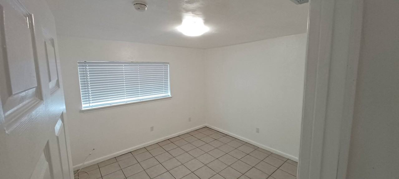 3220 Sw 26th Ter - Photo 7 of 8