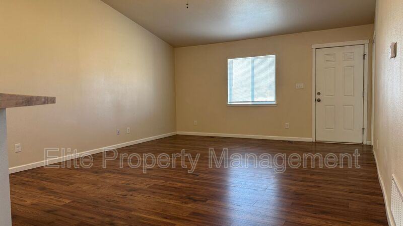 983 S Palomar Dr - Photo 2 of 16