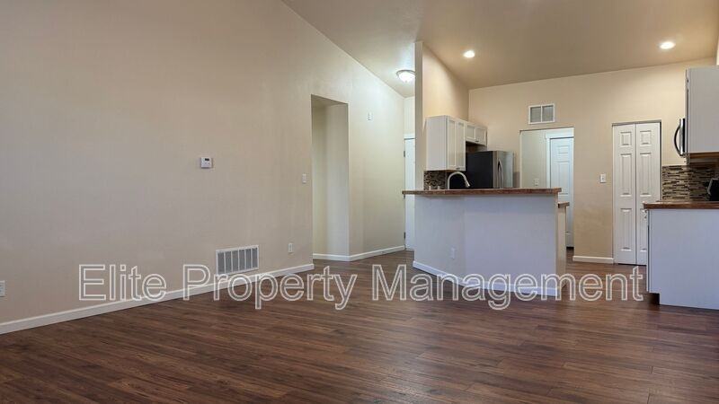 983 S Palomar Dr - Photo 3 of 16
