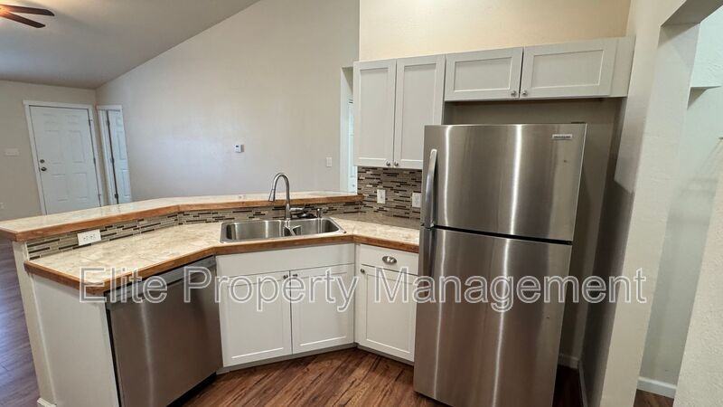 983 S Palomar Dr - Photo 6 of 16