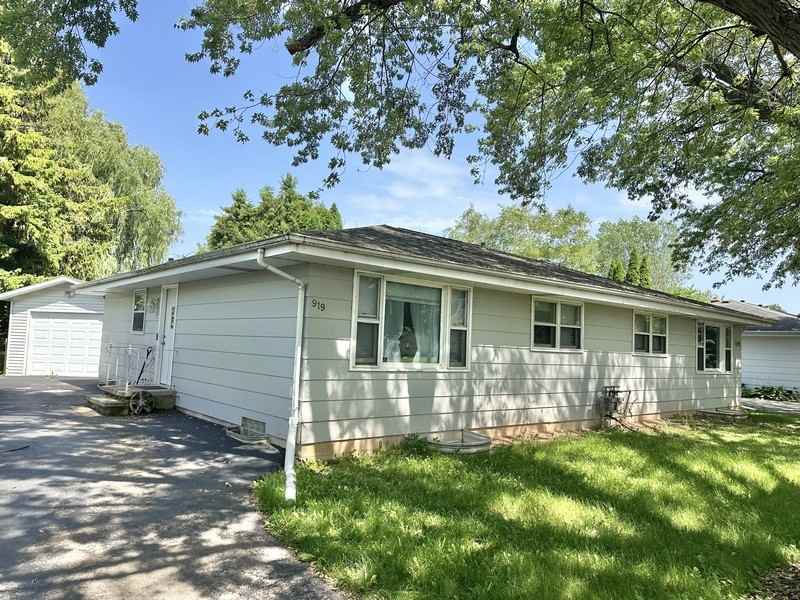917 Meadowview Dr - Photo 3 of 31