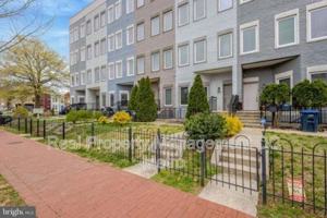 featured image of 927 12th St Ne