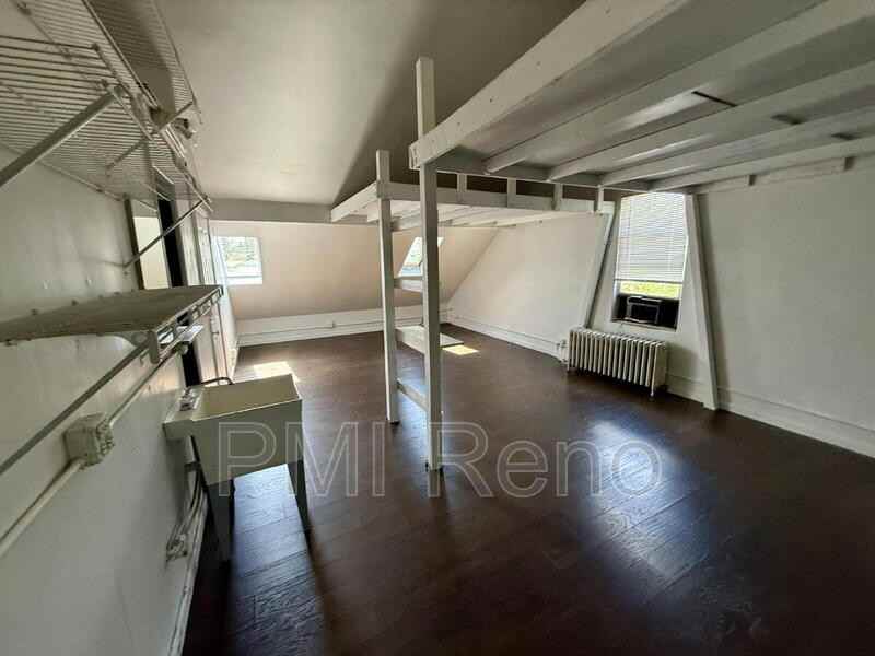 46 W 10th St - Photo 4 of 34