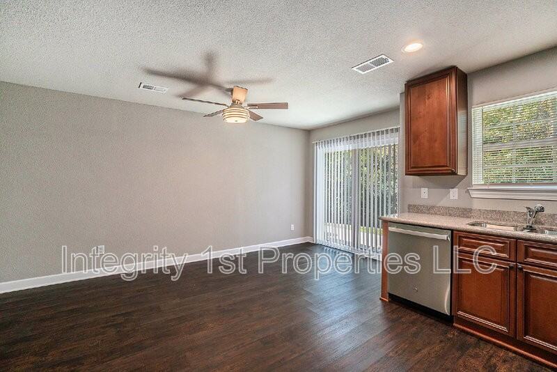 6303 Ne 44th St - Photo 7 of 18