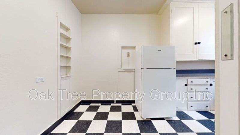 450 40th St #303 - Photo 6 of 16