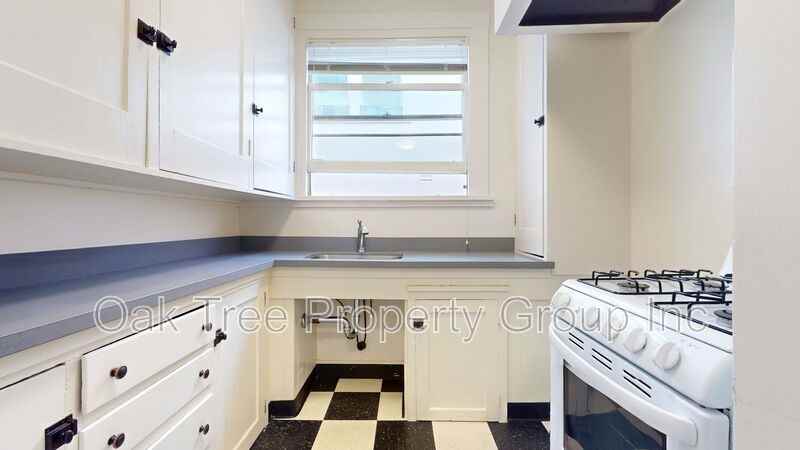 450 40th St #303 - Photo 7 of 16