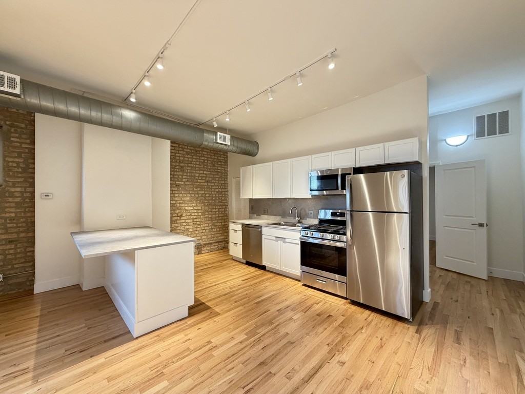 3138 N Lincoln Ave #1R - Photo 2 of 21