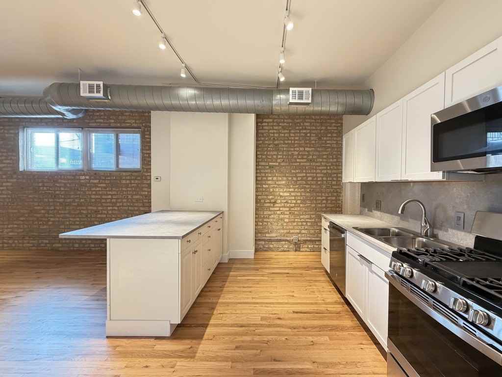 3138 N Lincoln Ave #1R - Photo 3 of 21