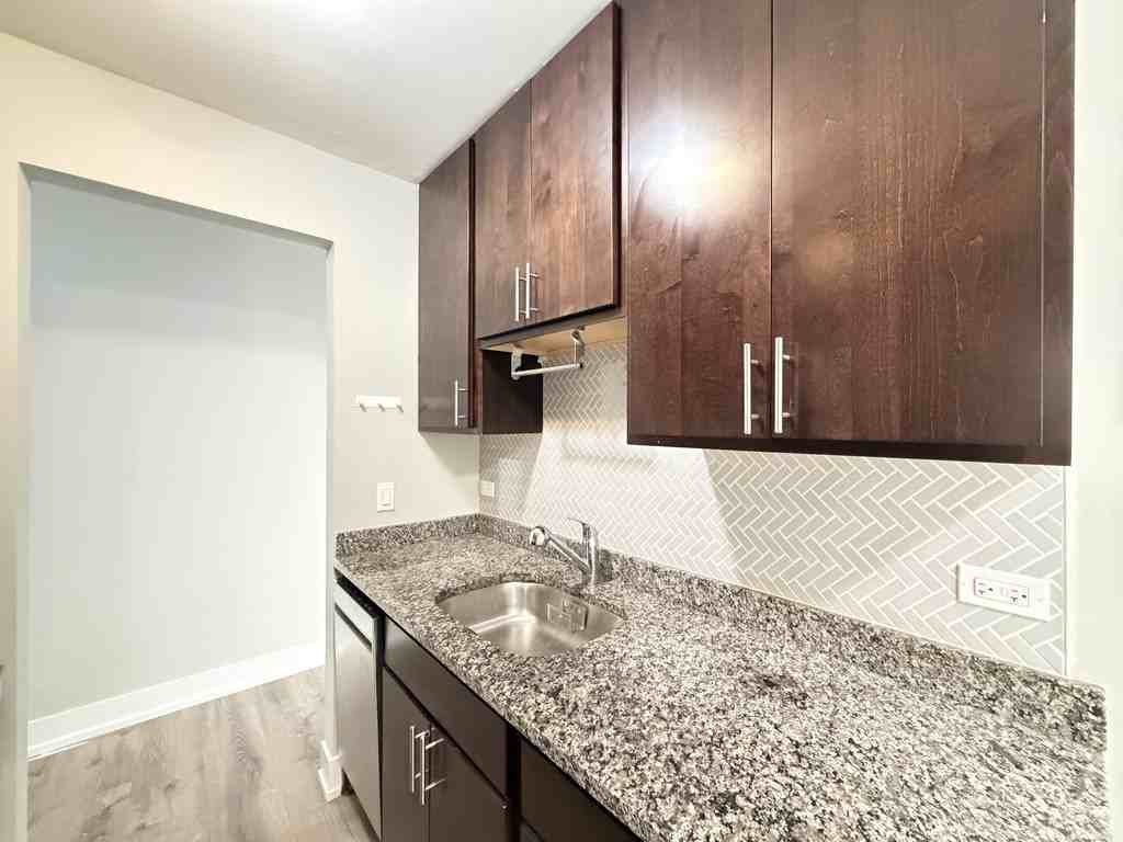 530 W Surf St #417 - Photo 3 of 21