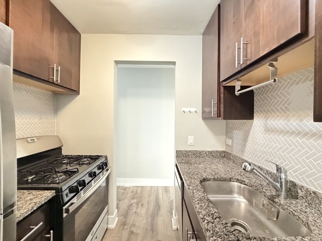 530 W Surf St #417 - Photo 4 of 21