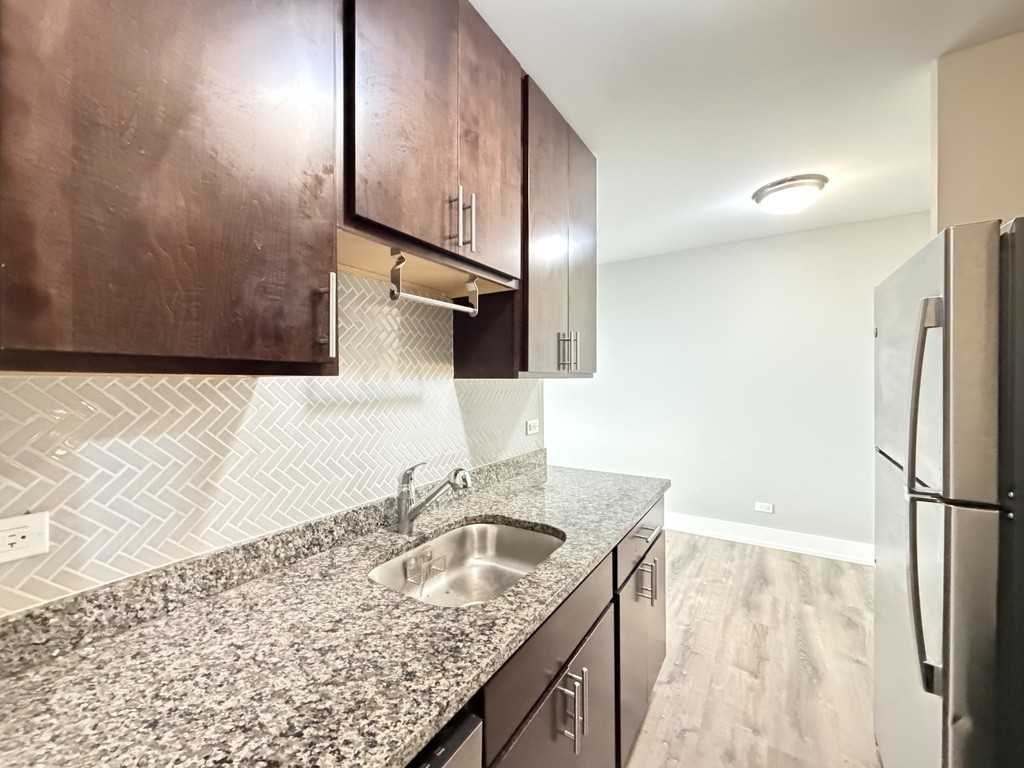 530 W Surf St #417 - Photo 5 of 21