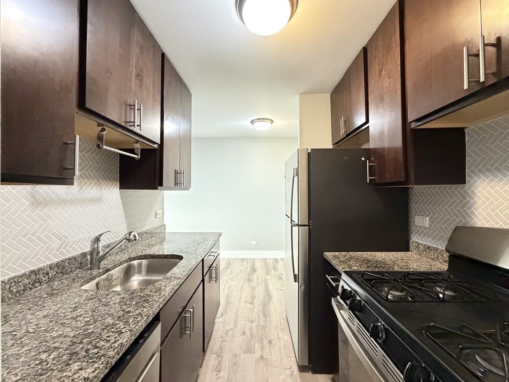 530 W Surf St #417 - Photo 7 of 21