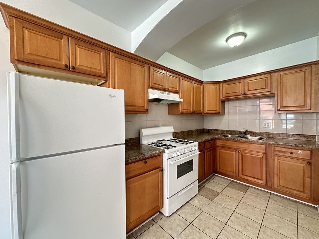 2737 N Spaulding Ave #220 - Photo 2 of 21