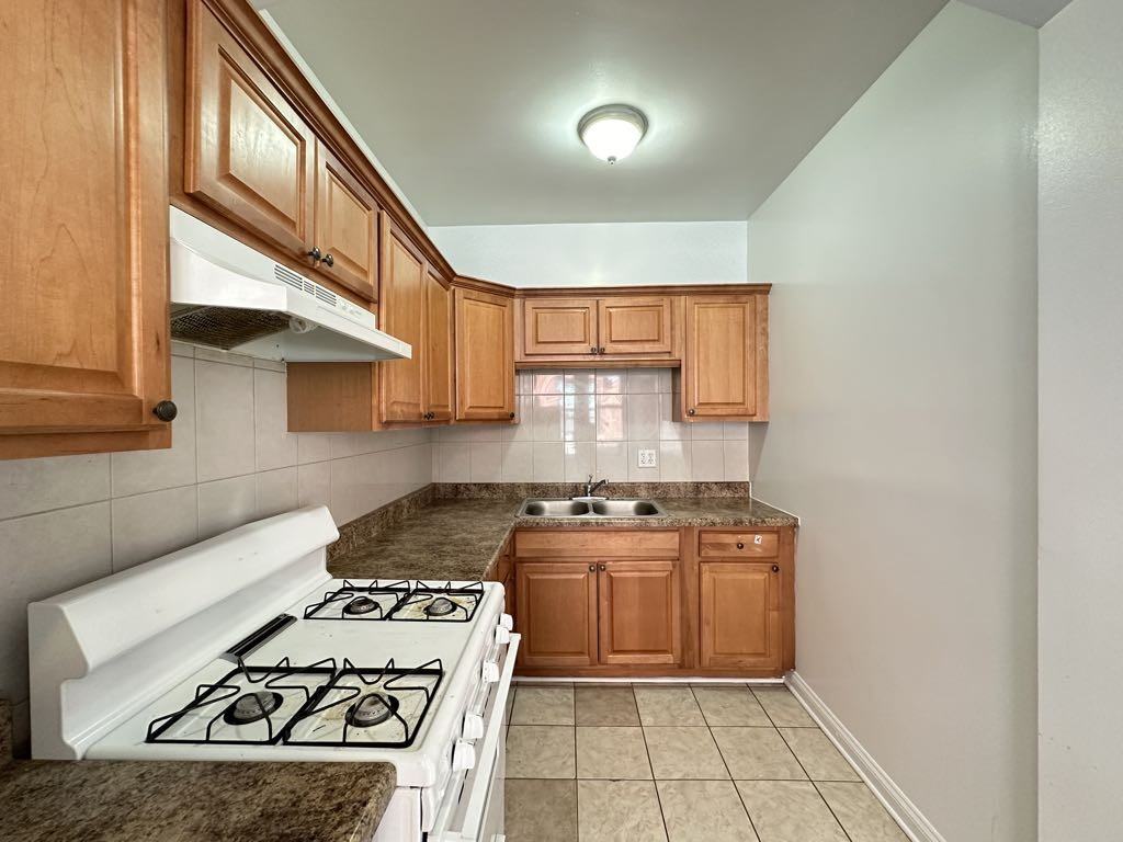 2737 N Spaulding Ave #220 - Photo 3 of 21
