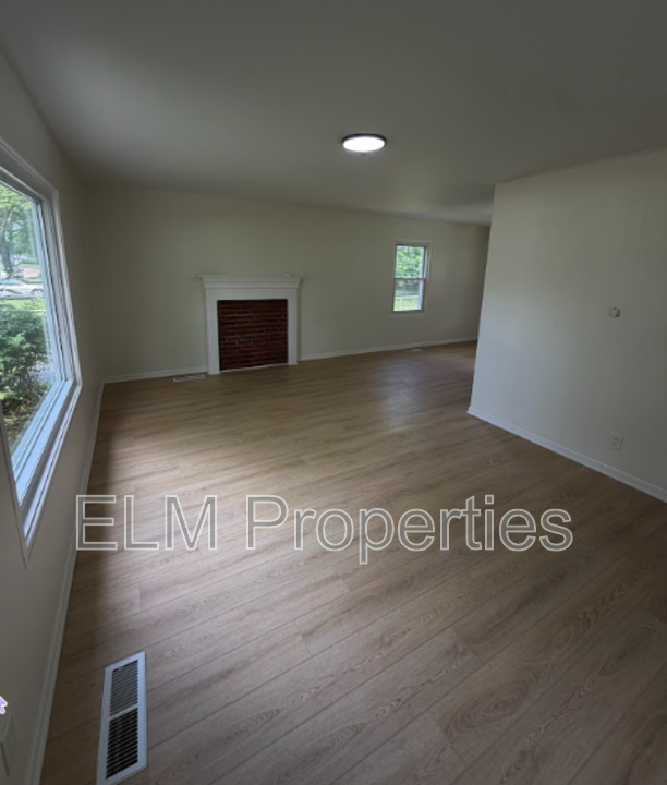 7406 Smithfield Ave - Photo 3 of 12