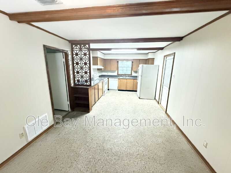 320 Syracuse St - Photo 3 of 9