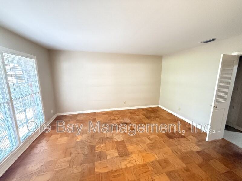 320 Syracuse St - Photo 4 of 9