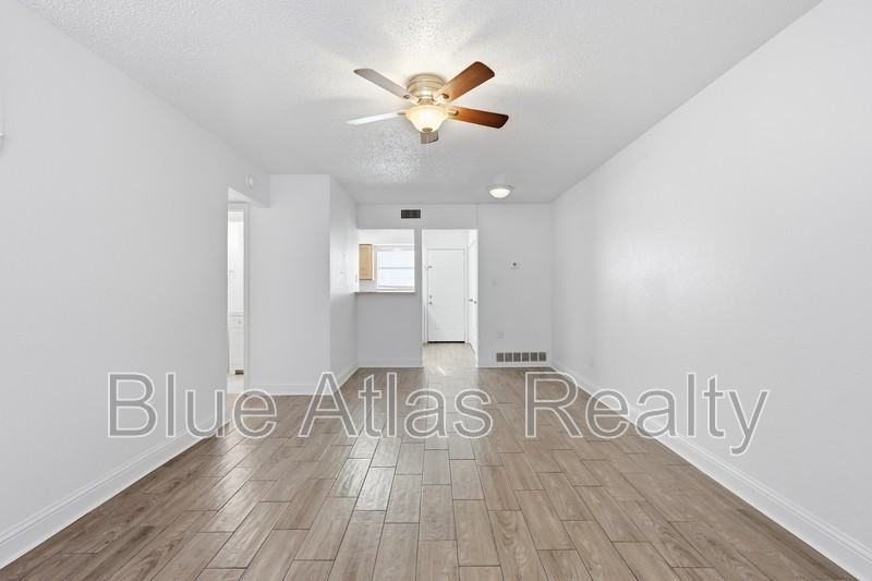 2713 Wimbledon Ct #C - Photo 3 of 24
