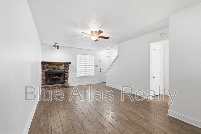 2713 Wimbledon Ct #C - Photo 4 of 24