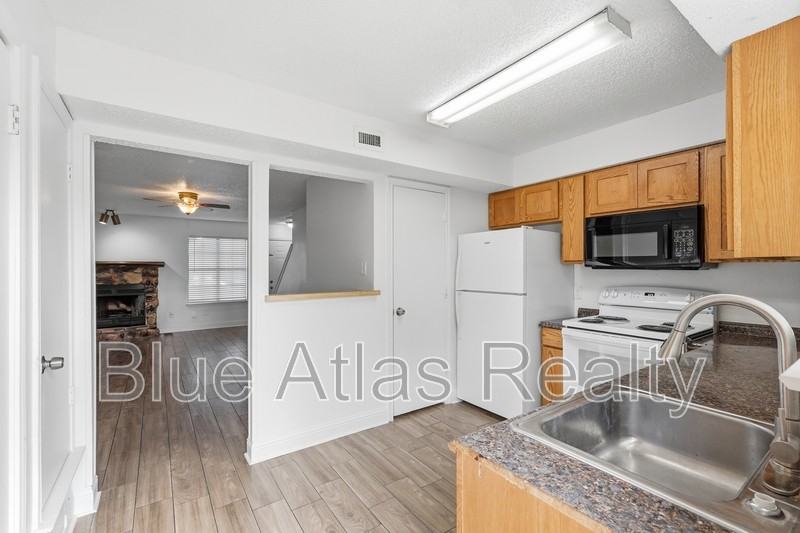 2713 Wimbledon Ct #C - Photo 7 of 24