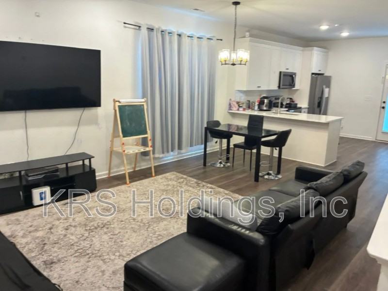 1420 Maplewood Dr #C - Photo 2 of 4