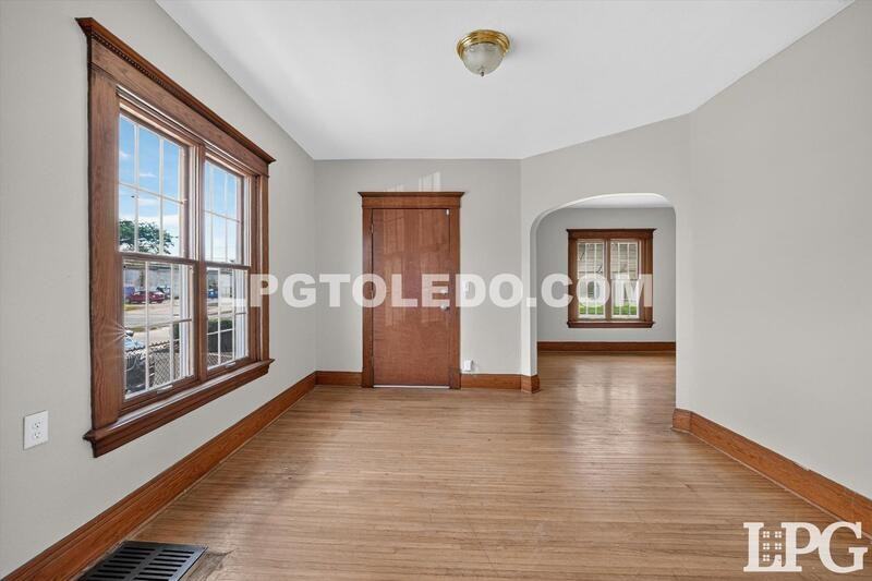 3318 Stickney Ave - Photo 5 of 38