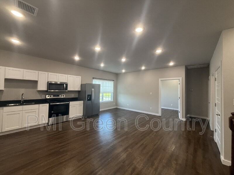 13527 S Mingo Rd #4 - Photo 4 of 12
