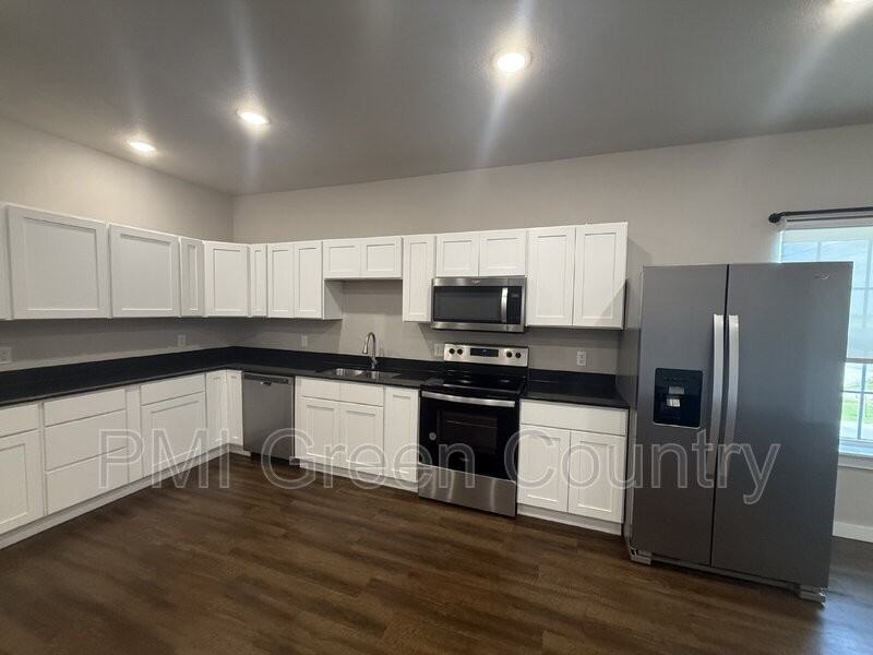 13527 S Mingo Rd #4 - Photo 5 of 12