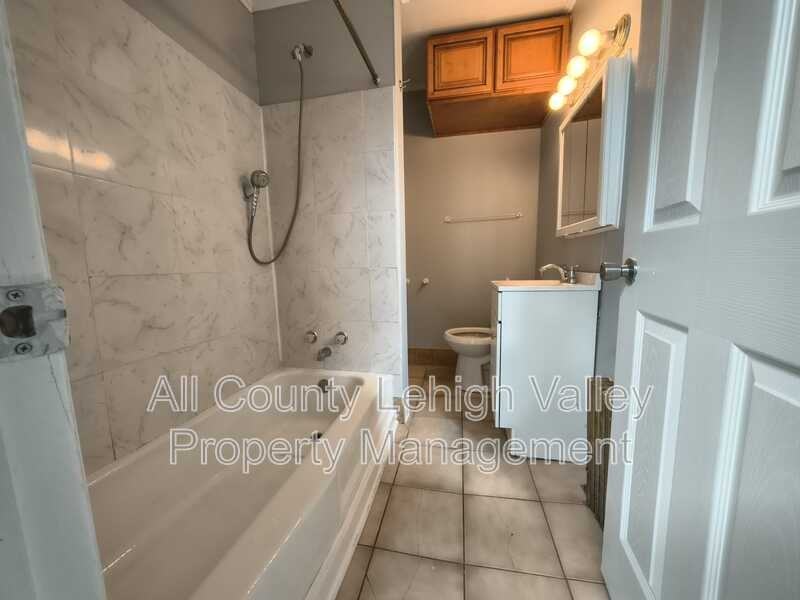 127 N 12th St - Photo 7 of 12