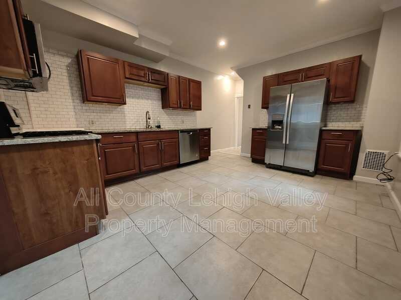 714 Atlantic St - Photo 2 of 13