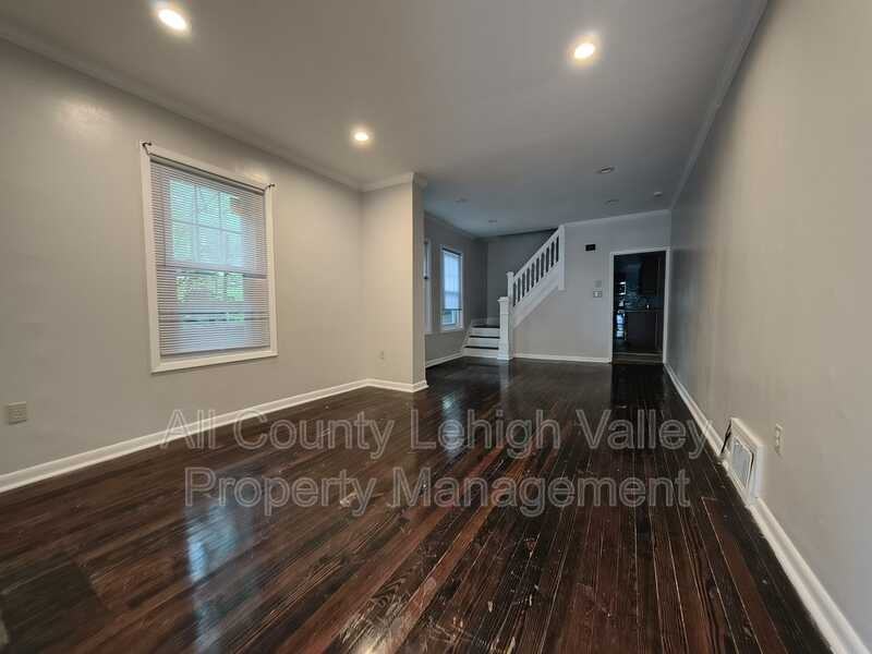 714 Atlantic St - Photo 3 of 13