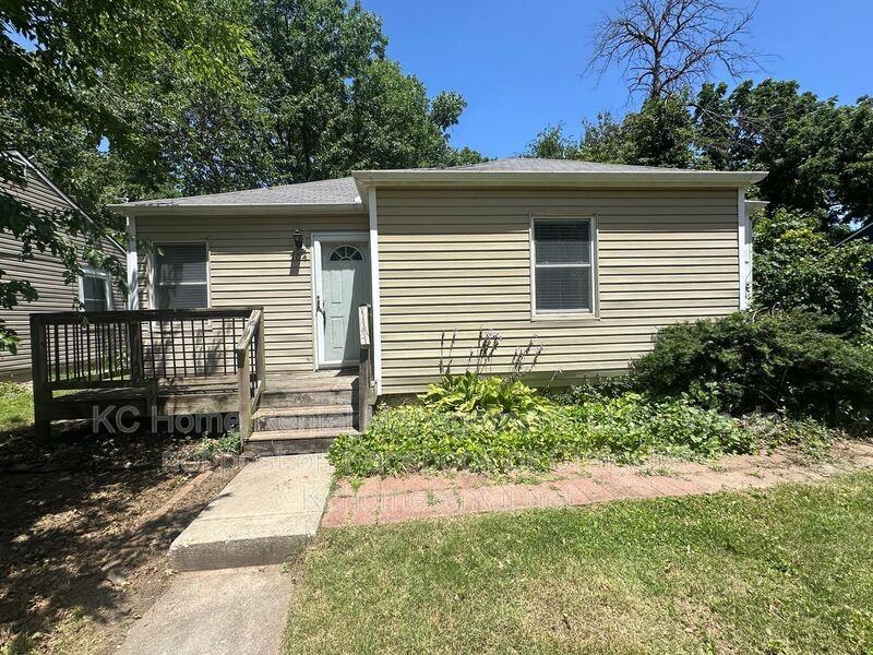 704 Ne 45th Ter - Photo 2 of 29