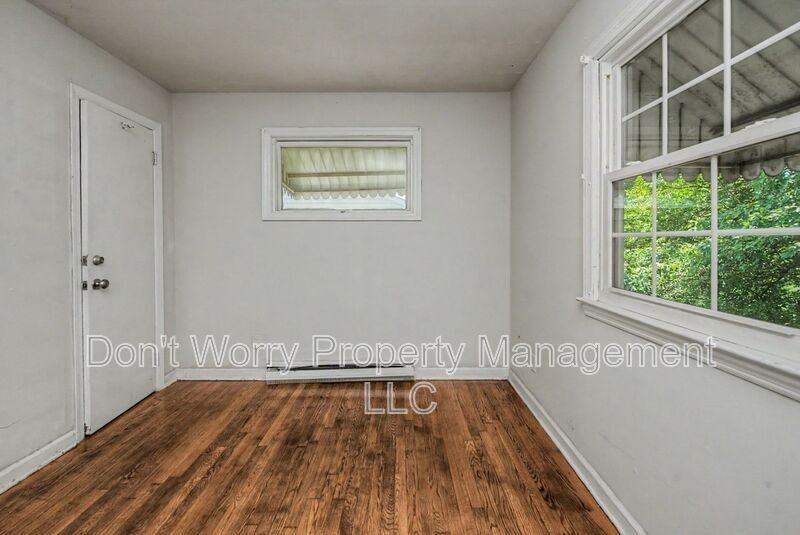 928 Stephens St - Photo 4 of 7
