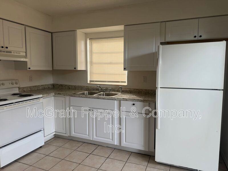 3828 Lakeshore Dr #B - Photo 4 of 13