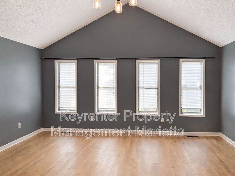 5088 Ravenwood Dr - Photo 4 of 20