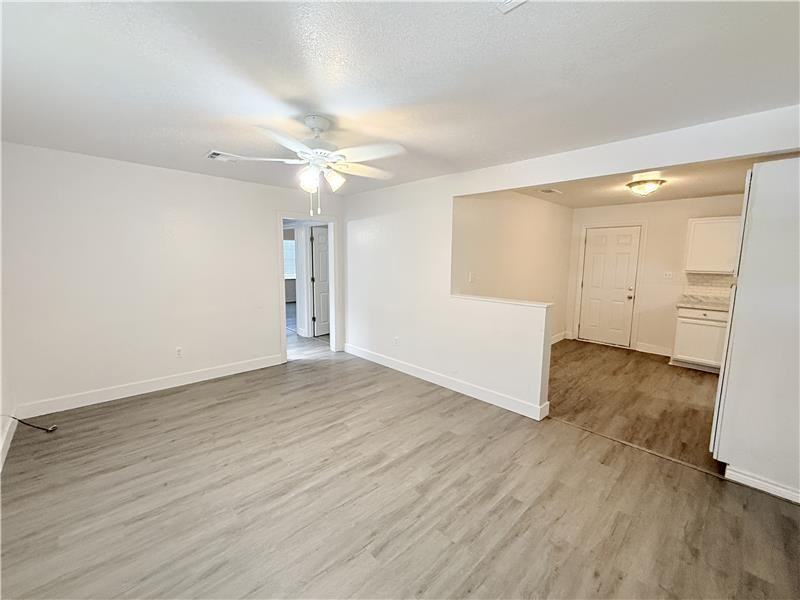 610 W Avenue B - Photo 4 of 26