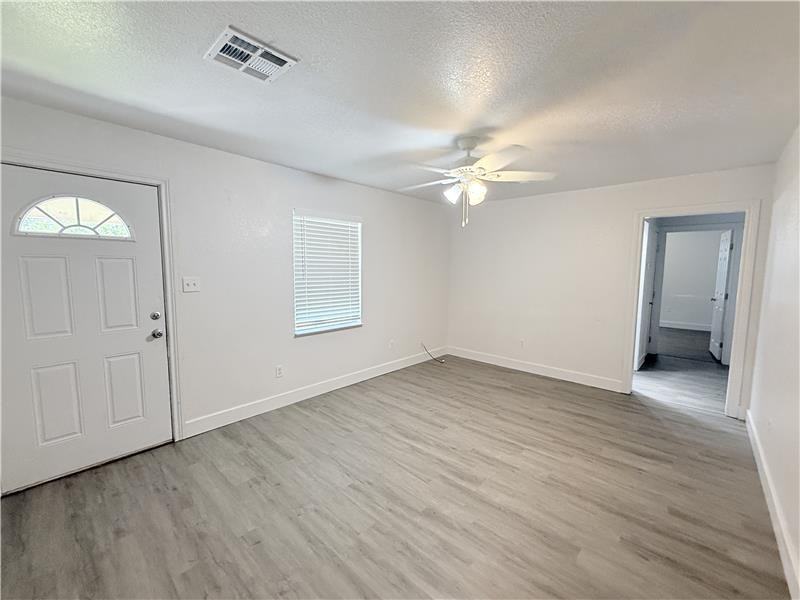 610 W Avenue B - Photo 5 of 26