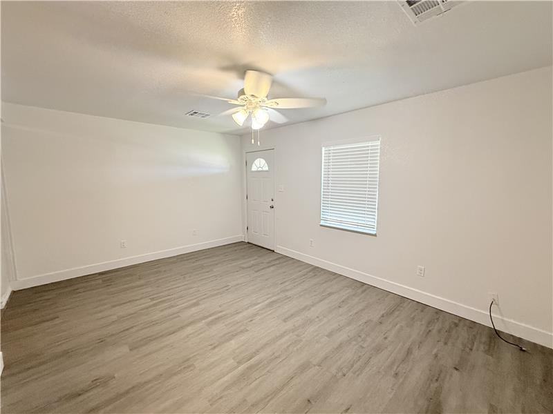 610 W Avenue B - Photo 6 of 26