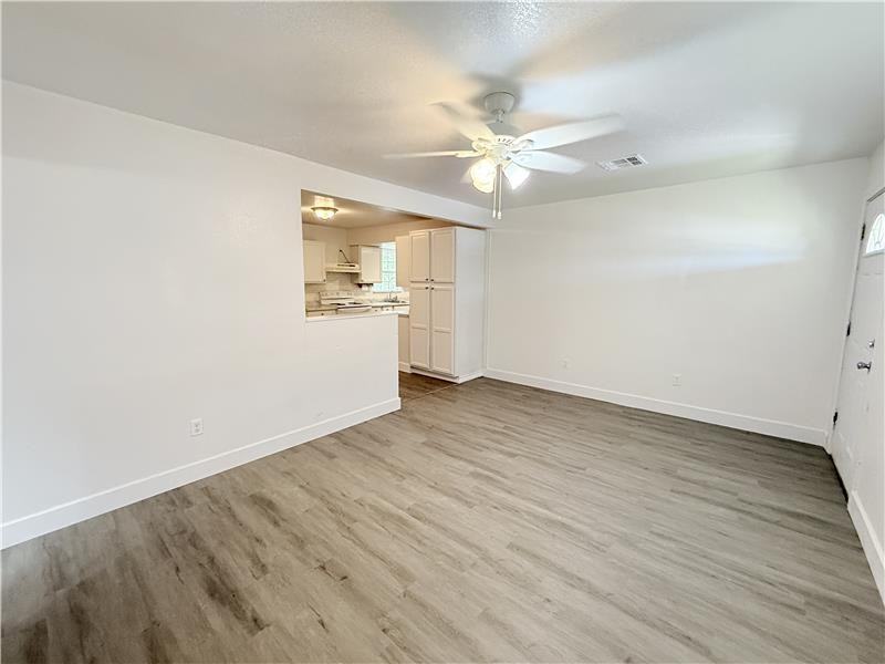 610 W Avenue B - Photo 7 of 26