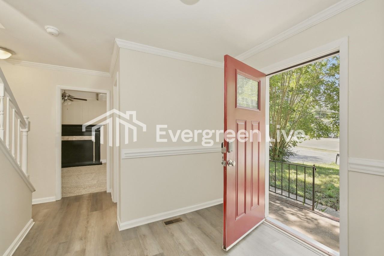 3410 Winchester Dr - Photo 3 of 10
